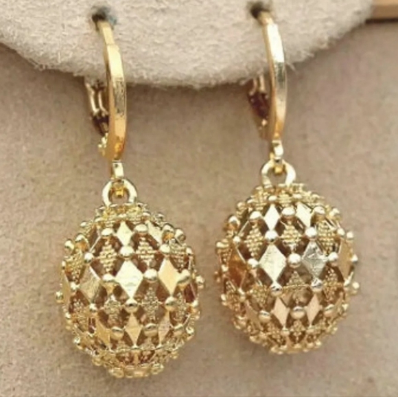 Intricate Filigree Dangle Goldtone Earrings NWOT - Picture 2 of 7